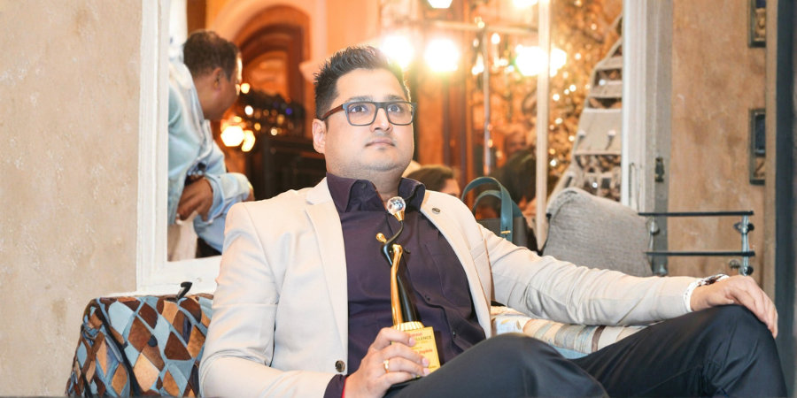 Dr. Avinash Jagdale Holding Lokmat Trusted Company Award